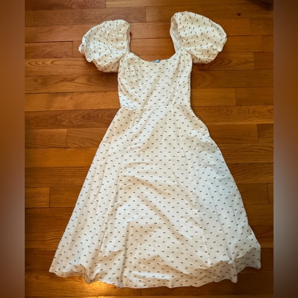 ANTONIO MELANI Dresses & Skirts - EUC ANTONIO MELANI White Puff Sleeve Midi Dress